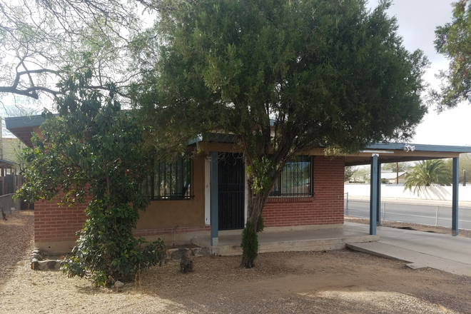 Front of House - Spacious 3 OR 4 Bedroom House on the Corner of Euclid and Lester!