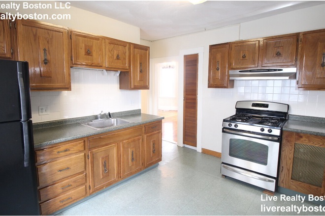 - - NO Broker Fee!! Close to Campus! 3 bed 1 bath w/ Laundry & Parking Apartments