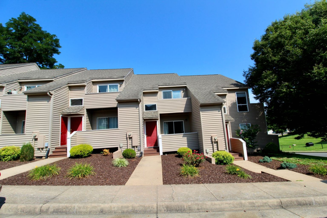 Front - Townhouse for rent .5 miles from JMU campus!