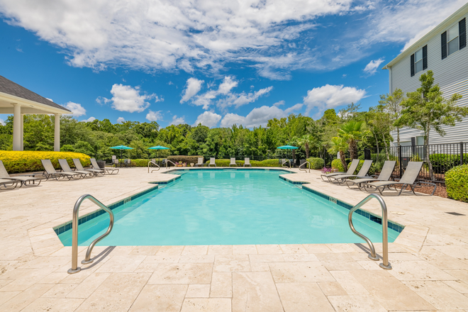 Swimming Pool with a View - $0 Rent unil April 1st: ON Select units. UMMC Gets Special Discount Apartments