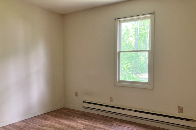 computer room/office - Umass bus -Amherst- One bedroom apartment
