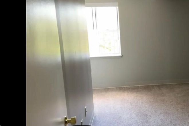 bedroom - 5 minutes walking distance to UMass Boston and 10 minutes to JFK Subway Station Apartments