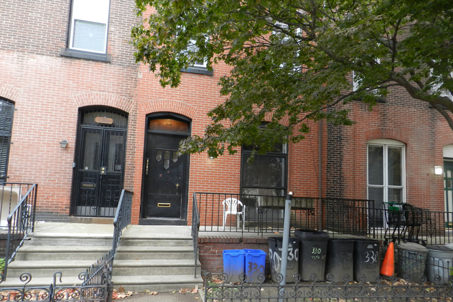 Front of building - 6 bedroom house -Close to Everything