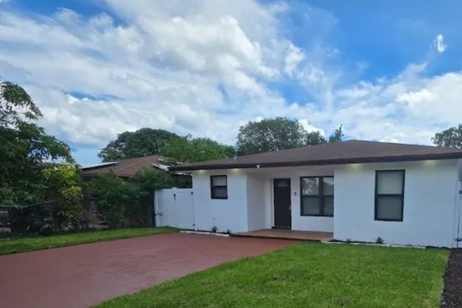 Outside street view - Delray Beach Sunshine