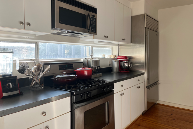 Kitchen - Beautiful & bright 2 bed/3 level in Midtown, rail to Med Center and Rice Townhome