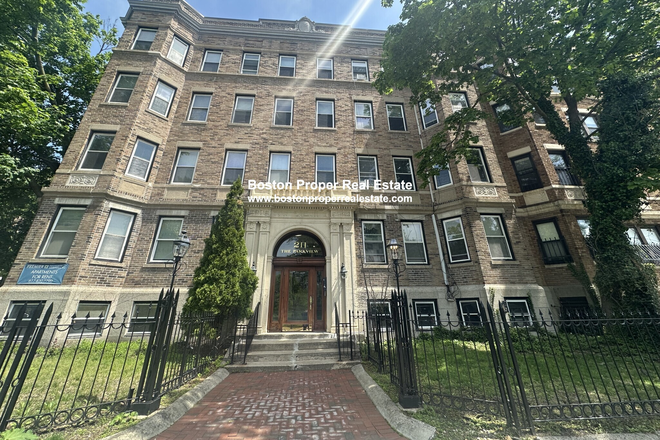 a - Renovated 2 bed with living room, NO FEE *9/1/2026* Apartments