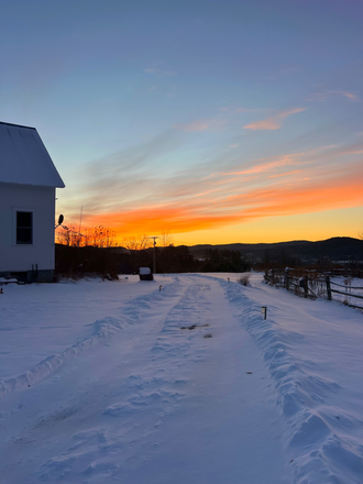 Wintry driveway - White Farmhouse - 10 minutes from VLGS