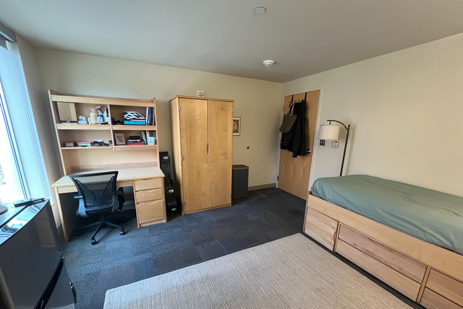 Bedroom - Ashdown House 3-bedroom suite (summer sublet)