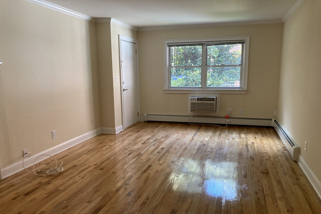 Main Livingspace - Nassau Arms Apartments