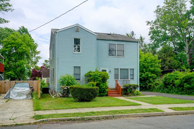 front - Beautifully renovated - built after 2000 House