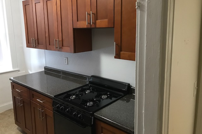 hubrealtyproperties.com - Front facing one bedroom, with renovated kitchen and dishwasher Apartments