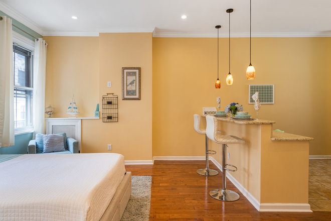 Queen Memory Foam Bed with extra storage drawers - NEWLY REMODELED SUPER SPACIOUS Studio Apt ON JEFFERSON CAMPUS