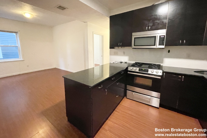 1 - SEPT 2025 - 4 Bed 1.5 Bath on the Hill! Laundry in Apartments Unit!