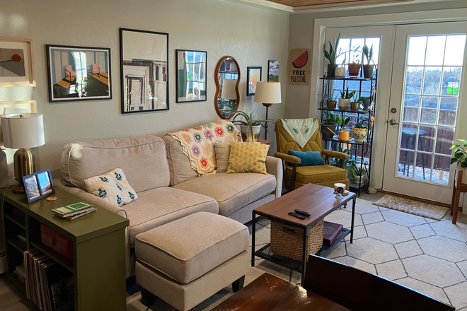 Living room - Charming 2b/2ba on the lake, .5 miles from campus Condo