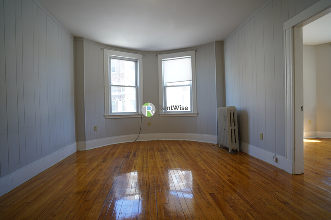 1 - AVAIL NOW-Fantastic Comm Ave 1 bed, H/HW inc, Cat ok. No Broker Fee! Apartments