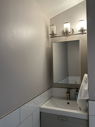 Upstairs Bathroom - Apartment close to campus