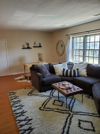 . - Spacious 2 Bed / 1 Bath w/ Utilities included!! Available NOW! Apartments