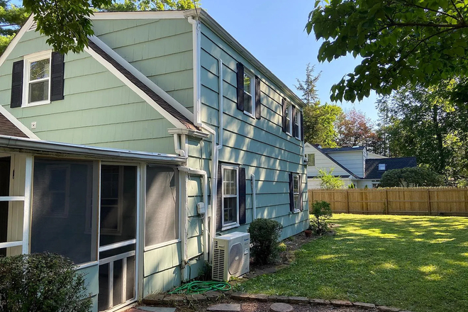 View of the garde in the back - Shared 4 bedroom/2 bathroom cottage house close to campus and bus stop