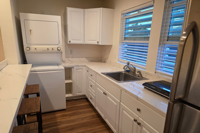Kitchen - Private Apartment Above Garage - close to campus!