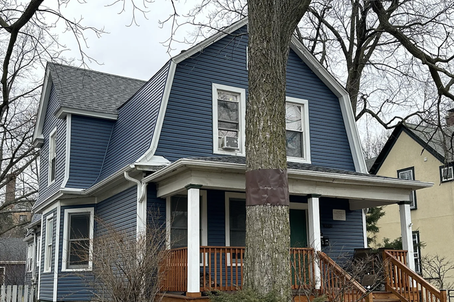 Outside - 2114 Maple House Up For Subletting