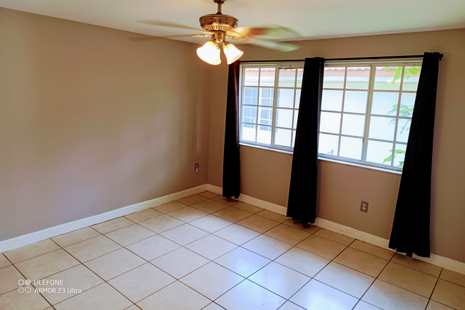 Large sunny window with ceiling fan - One large room with parking, 5 mins walk to Douglas Road Station House