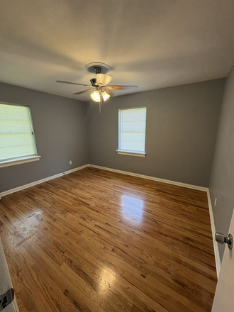 Bedroom - Charming 2-Bedroom, 1-Bath Apartment for Rent in Richmond Heights