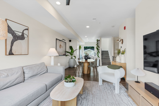 Living Room - Town House Close To University