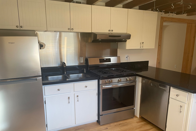 Kitchen with new appliances - Adorable private 2 bed/1 bath cottage in downtown Decatur, minutes walk from square and MARTA! Apartments
