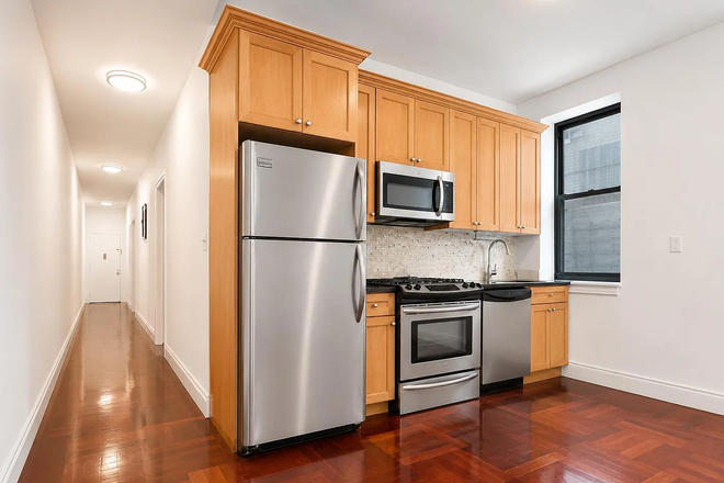 Kitchen - Large bedroom in Upper West Side