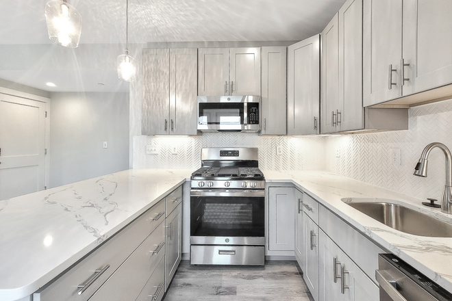 Call NOW for showings! 617-236-8550 - PARIS ST - *NO FEE!* LUXE TOP FLR 3BR ON EAGLE HILL AVAIL *9/1/2025* W/ 2BA CLOSE TO MBTA AIRPORT! Apartments