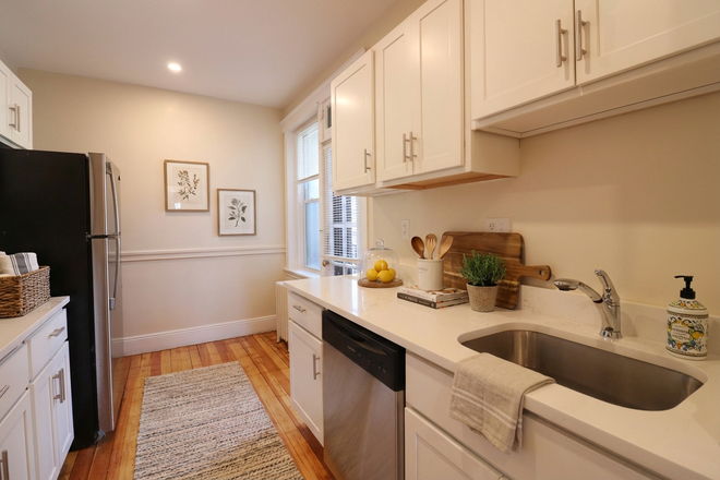 kitchen - Charming Brighton 2 bed with deck and updated kitchen - no fee!