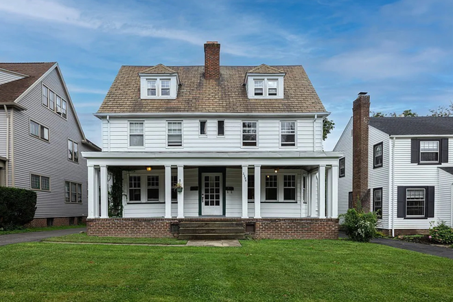 Front House - South Overlook Heights – Spacious Living Near CWRU & Cleveland Clinic