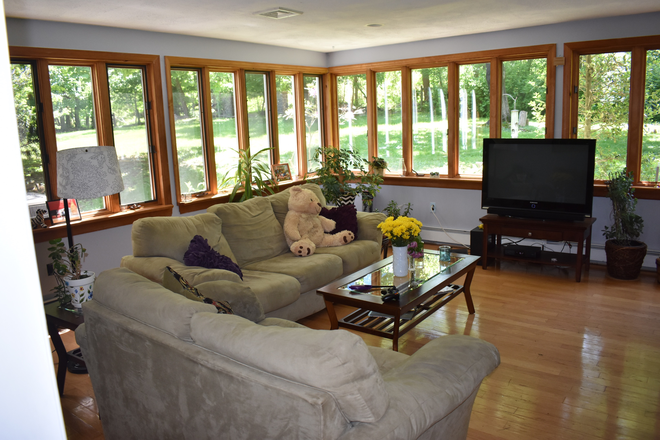 sunroom with great views. lots of deer watching - 1 room for rent in beautiful home that has many amenities 4.6 miles from Villanova