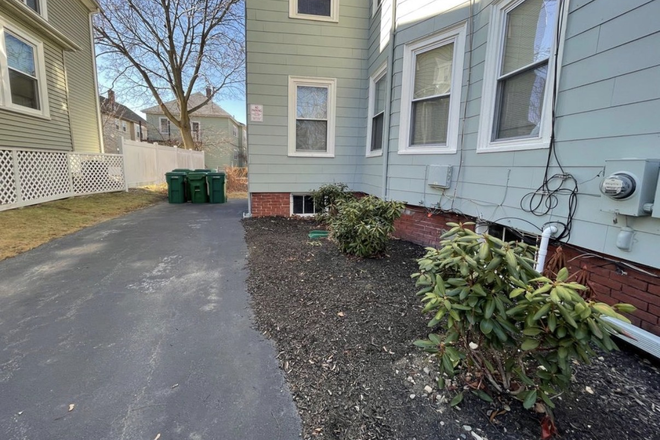 - - BEAUTIFUL 3 BED 1 BATH - NEAR TUFTS Apartments
