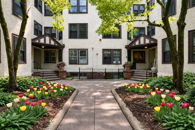 outside - 2 bed apartment / Harvard Square/ June 1st