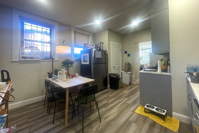 living - LOCATION!! SPACIOUS 5 BED WITH IN-UNIT LAUNDRY!! AVAIL 9/1/26!! Apartments