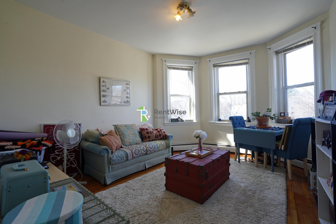 1 - $2275 | Spacious 1 Bed in Brighton | 06/01 | HHW Included | Cats OK Apartments