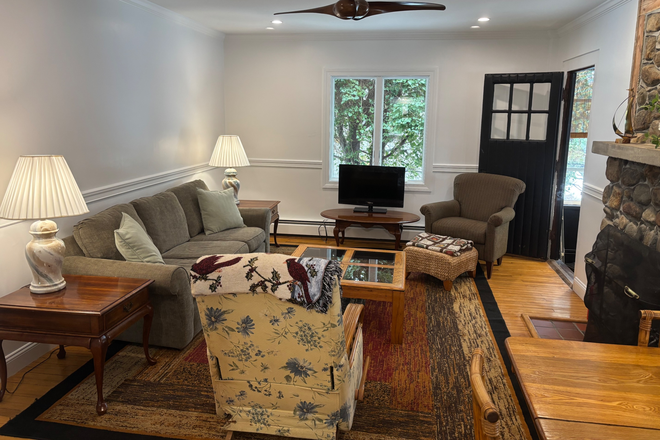 Great room - Cozy four bedroom two full bathrooms cottage in Bonnet Shores House