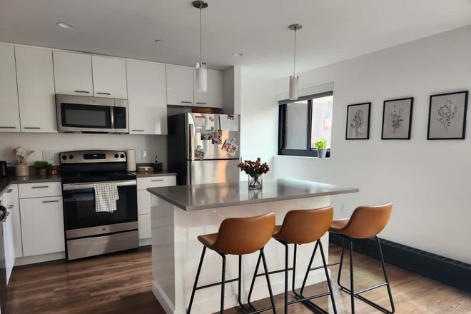 Kitchen - Spacious, Sunlit Duplex in Soldiers Field Park — Walk to Harvard Square