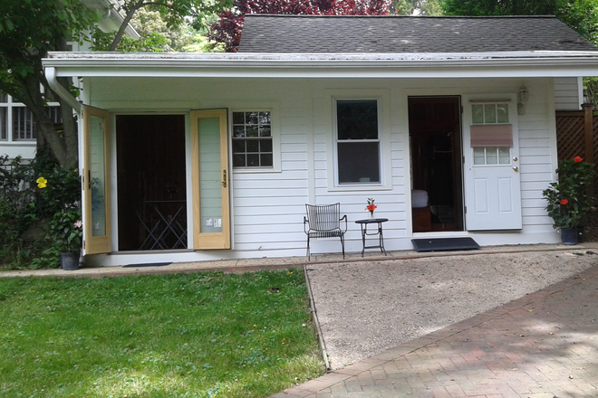 Front view of the cabin - Unique little cabin for one in the Palisades NW DC with free utilities and free parking Apartments