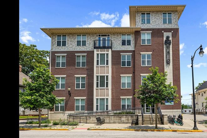 The building - South Street Station Apartments