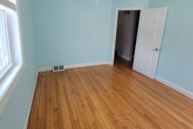 Bedroom - One room in Quite Single family home