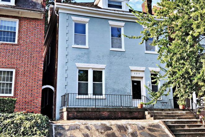Front of building - Cute Apartment Close to Carytown, Kroger, and the VMFA!