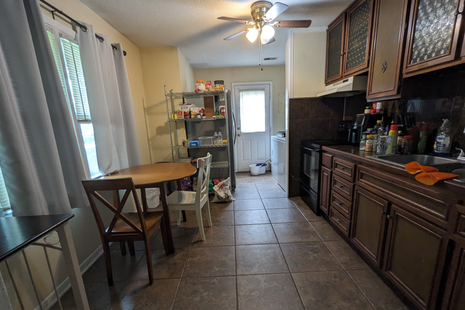 Kitchen - 3 Bedroom house near ODU campus.