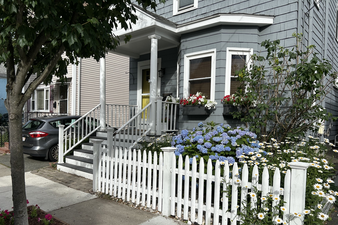 Front view 2 - 3-bed, 2.5 bath, Single-Family Home, 4900/mo