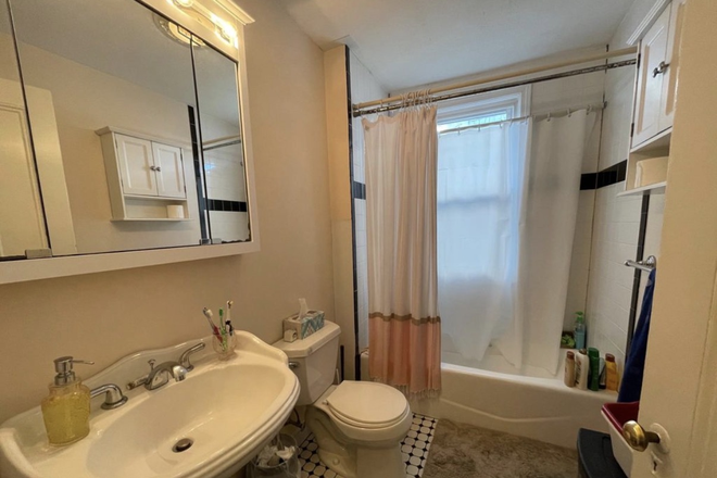 - - BEAUTIFUL 3 BED 1 BATH - NEAR TUFTS Apartments