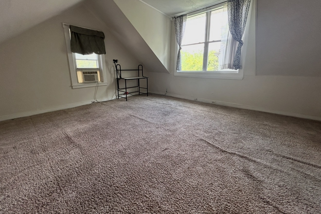 Front bedroom, third floor - Spacious 3-4 Bedroom Close to Campus