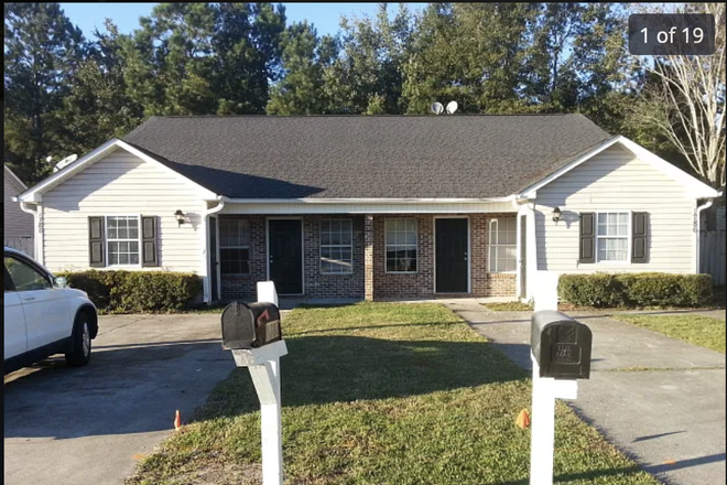 Exterior - Mint Condition, Large 3 Bed, 2 Bath Private Side By Side Home