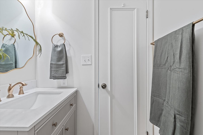 Bathroom - Pearl Mill Flats, downtown warehouse district, restaurants, bars, entertainment, Eclectic Ninth st.