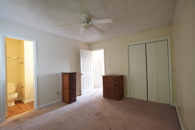 Bedroom with bathroom - Holton Mountain Rentals